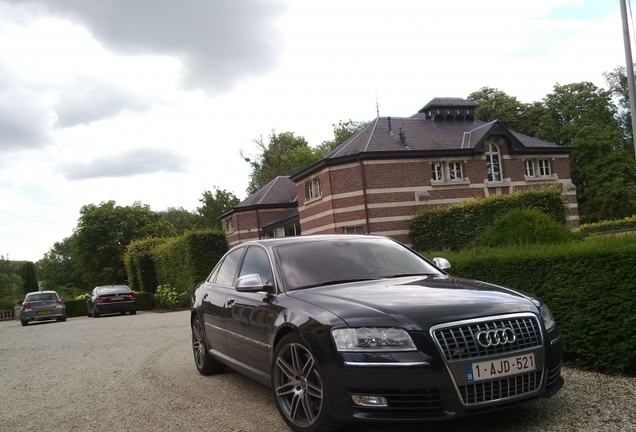 Audi S8 D3