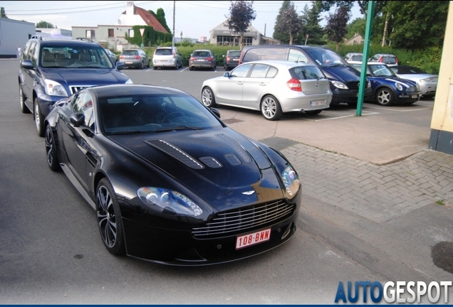 Aston Martin V12 Vantage Carbon Black Edition