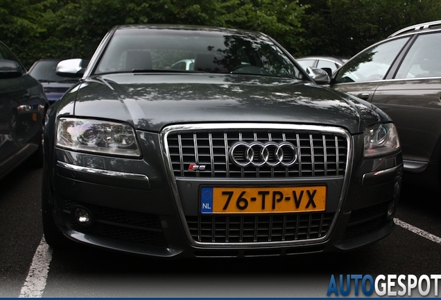 Audi S8 D3