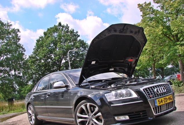 Audi S8 D3