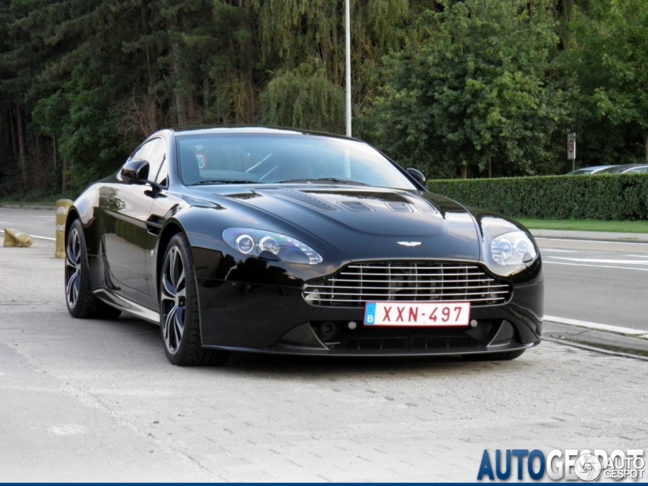 Aston Martin V12 Vantage Carbon Black Edition