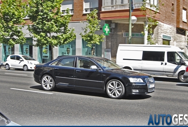 Audi S8 D3