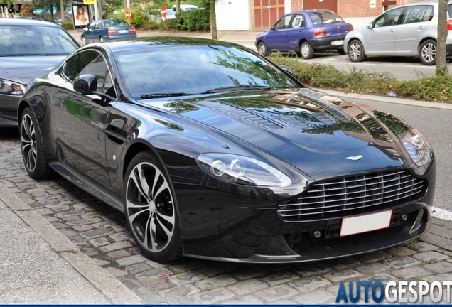 Aston Martin V12 Vantage Carbon Black Edition