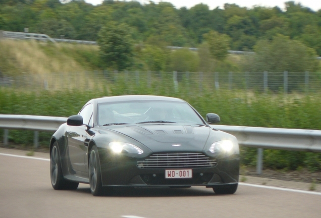 Aston Martin V12 Vantage Carbon Black Edition