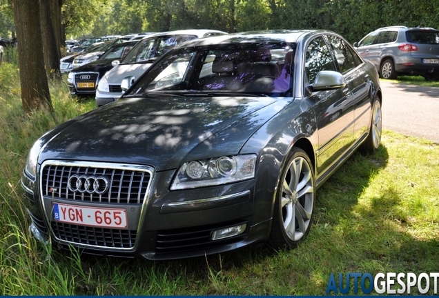 Audi S8 D3