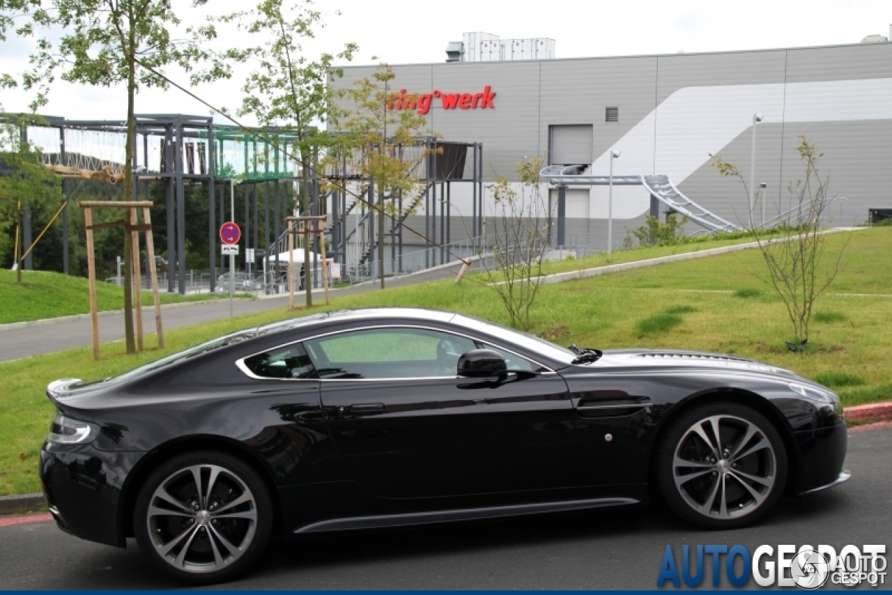 Aston Martin V12 Vantage Carbon Black Edition