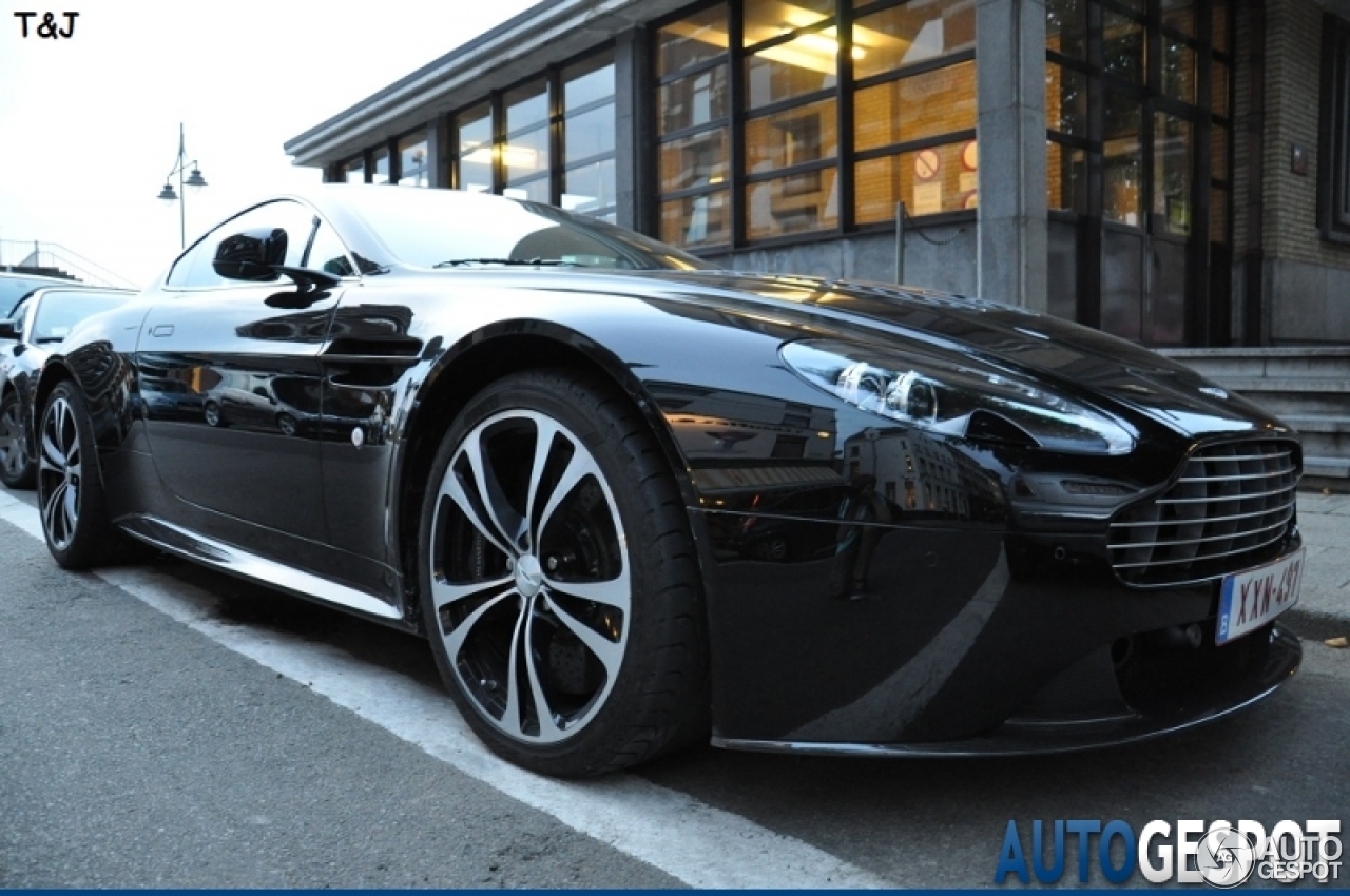 Aston Martin V12 Vantage Carbon Black Edition