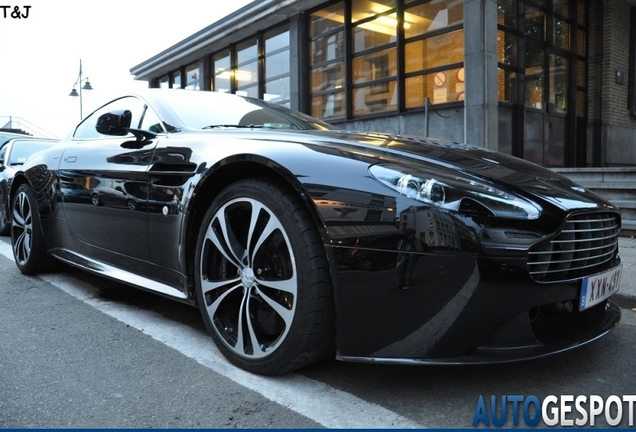 Aston Martin V12 Vantage Carbon Black Edition