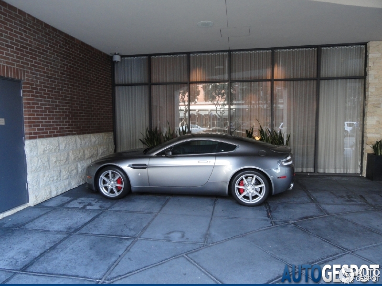 Aston Martin V8 Vantage