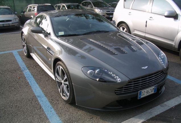 Aston Martin V12 Vantage