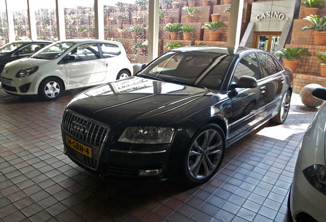 Audi S8 D3