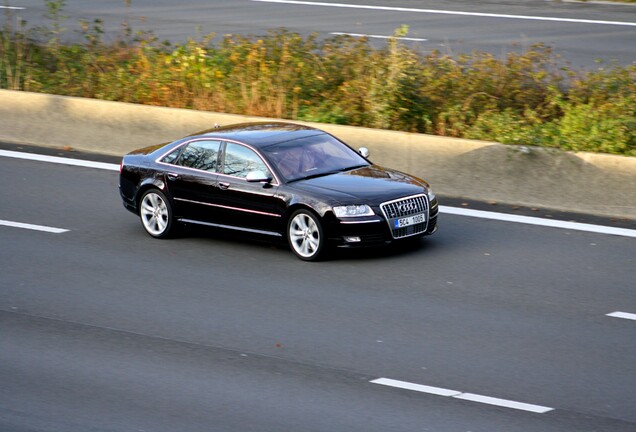 Audi S8 D3