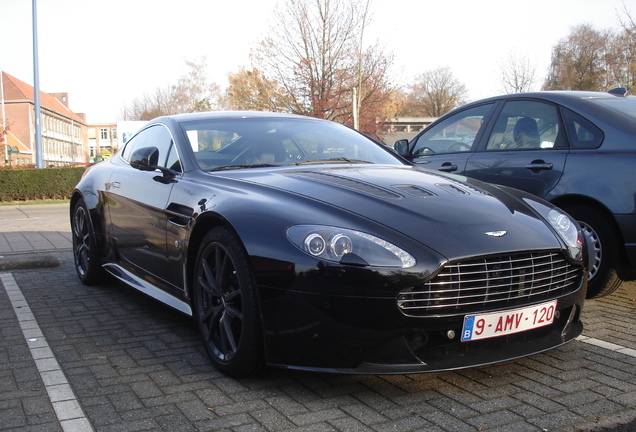 Aston Martin V12 Vantage Carbon Black Edition