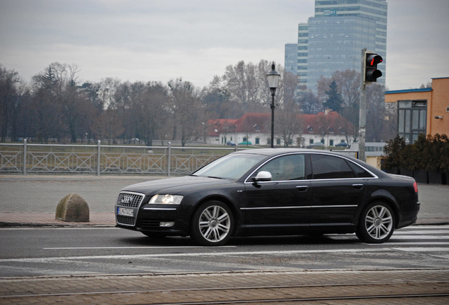 Audi S8 D3