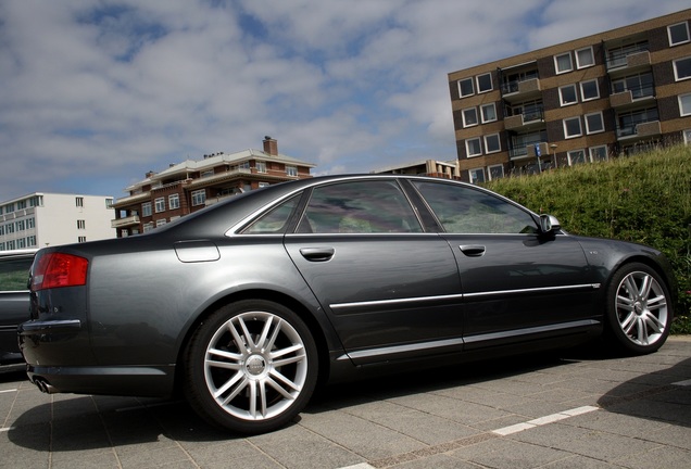 Audi S8 D3