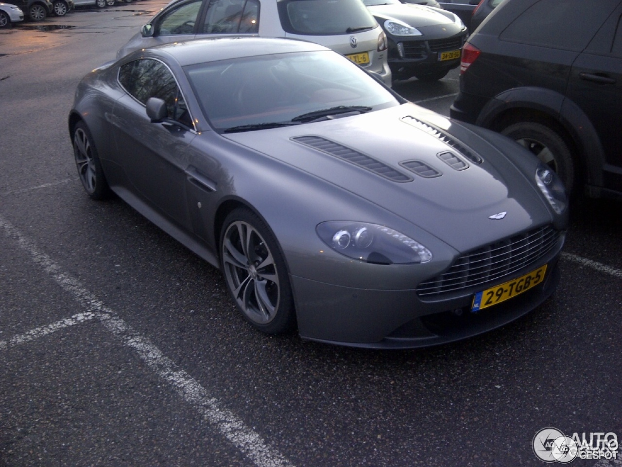 Aston Martin V12 Vantage