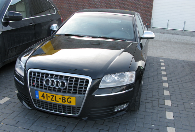 Audi S8 D3