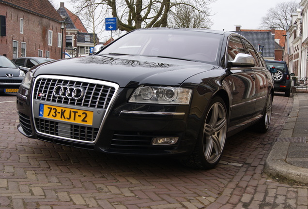 Audi S8 D3