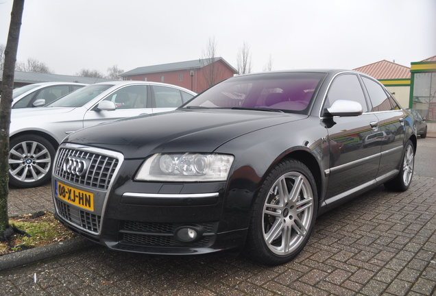 Audi S8 D3