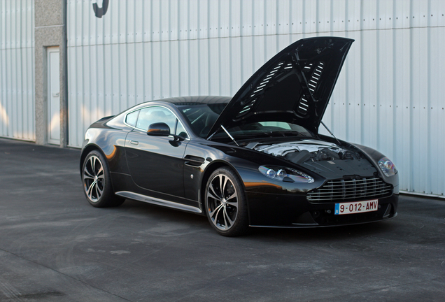 Aston Martin V12 Vantage Carbon Black Edition