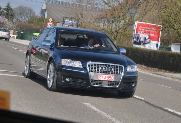 Audi S8 D3