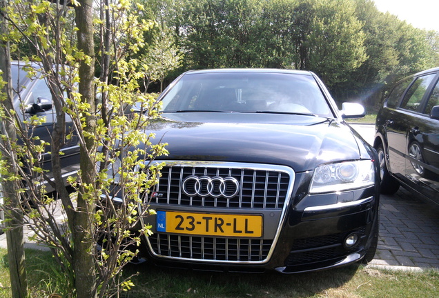 Audi S8 D3