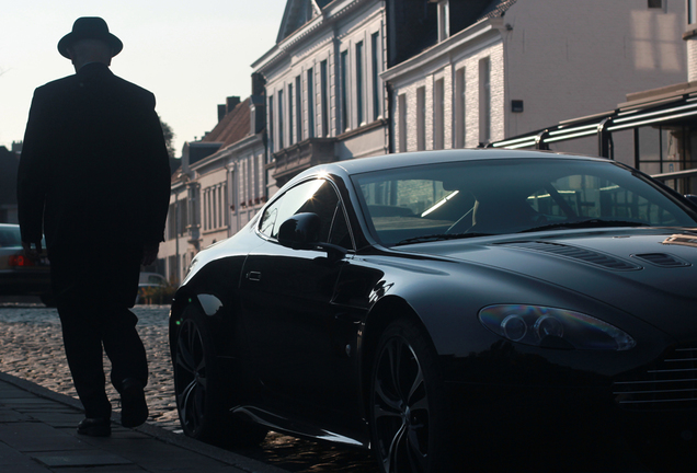 Aston Martin V12 Vantage Carbon Black Edition