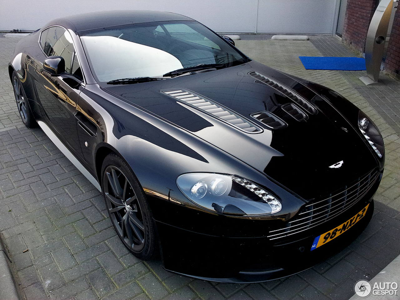 Aston Martin V12 Vantage Carbon Black Edition