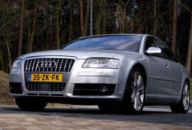 Audi S8 D3