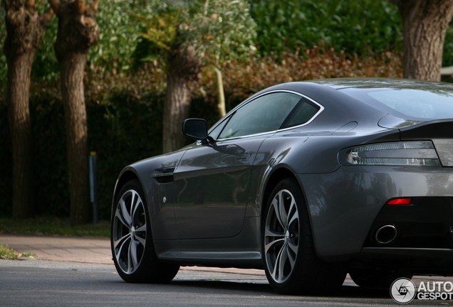 Aston Martin V12 Vantage