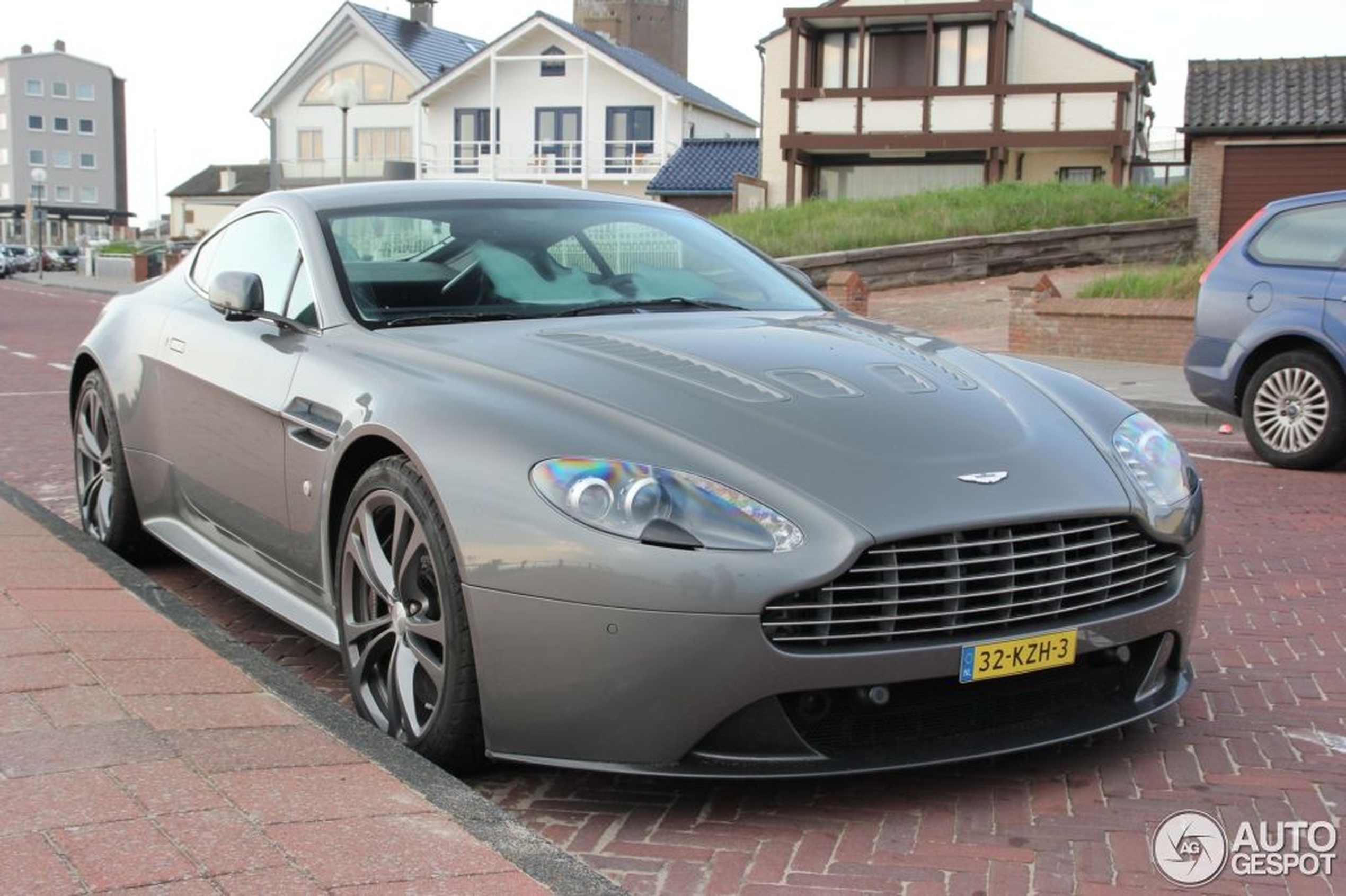 Aston Martin V12 Vantage