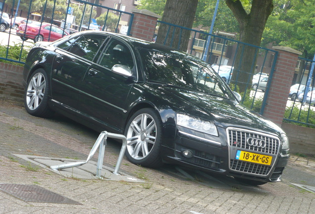 Audi S8 D3