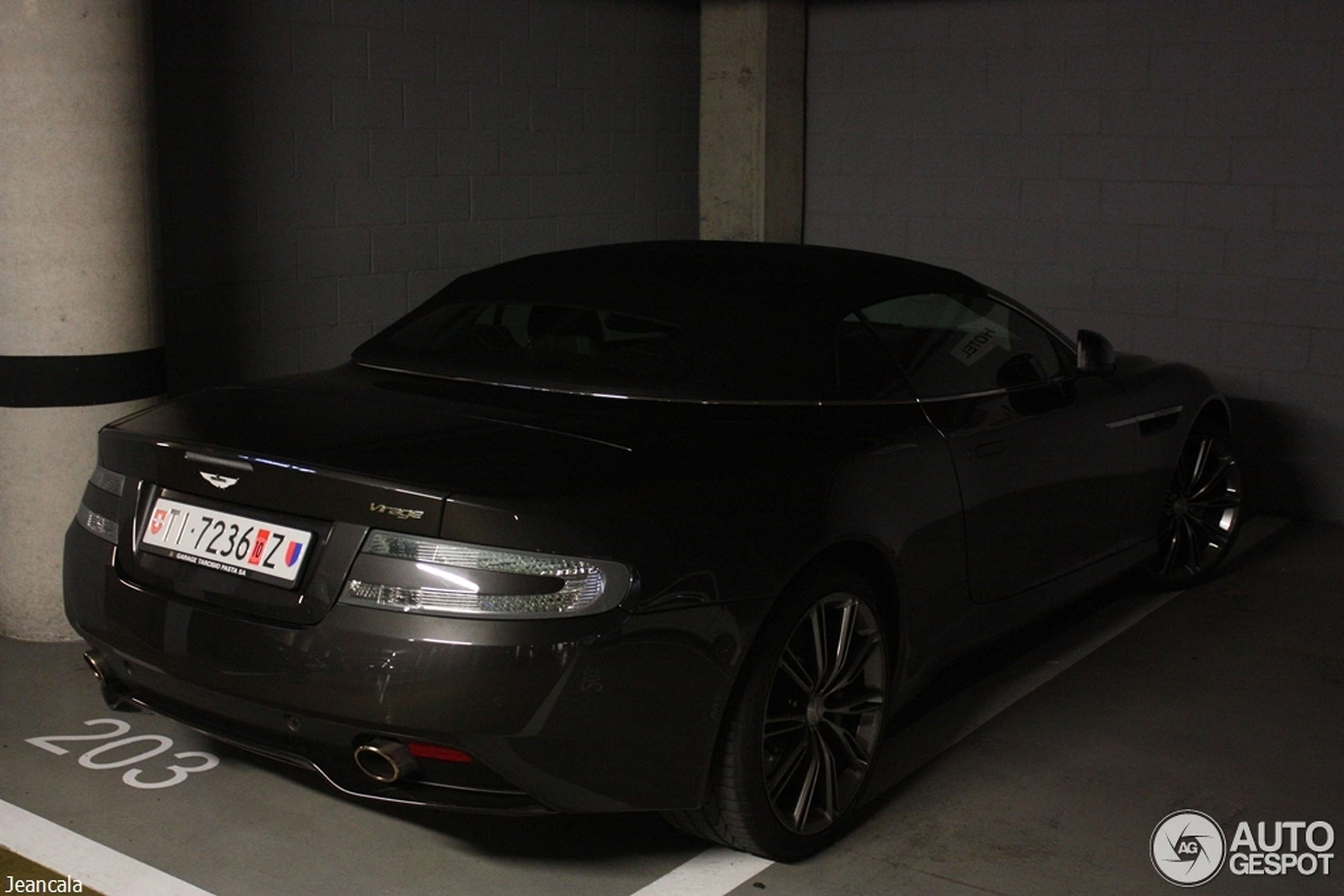 Aston Martin Virage Volante 2011