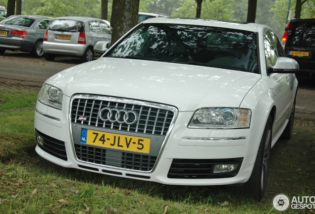 Audi S8 D3