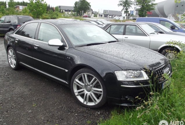 Audi S8 D3