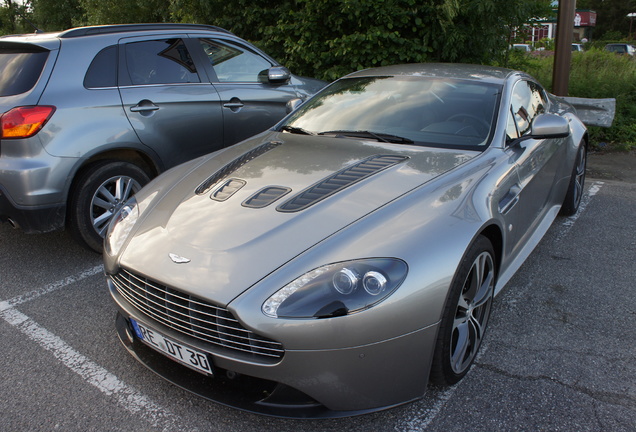 Aston Martin V12 Vantage