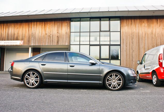 Audi S8 D3