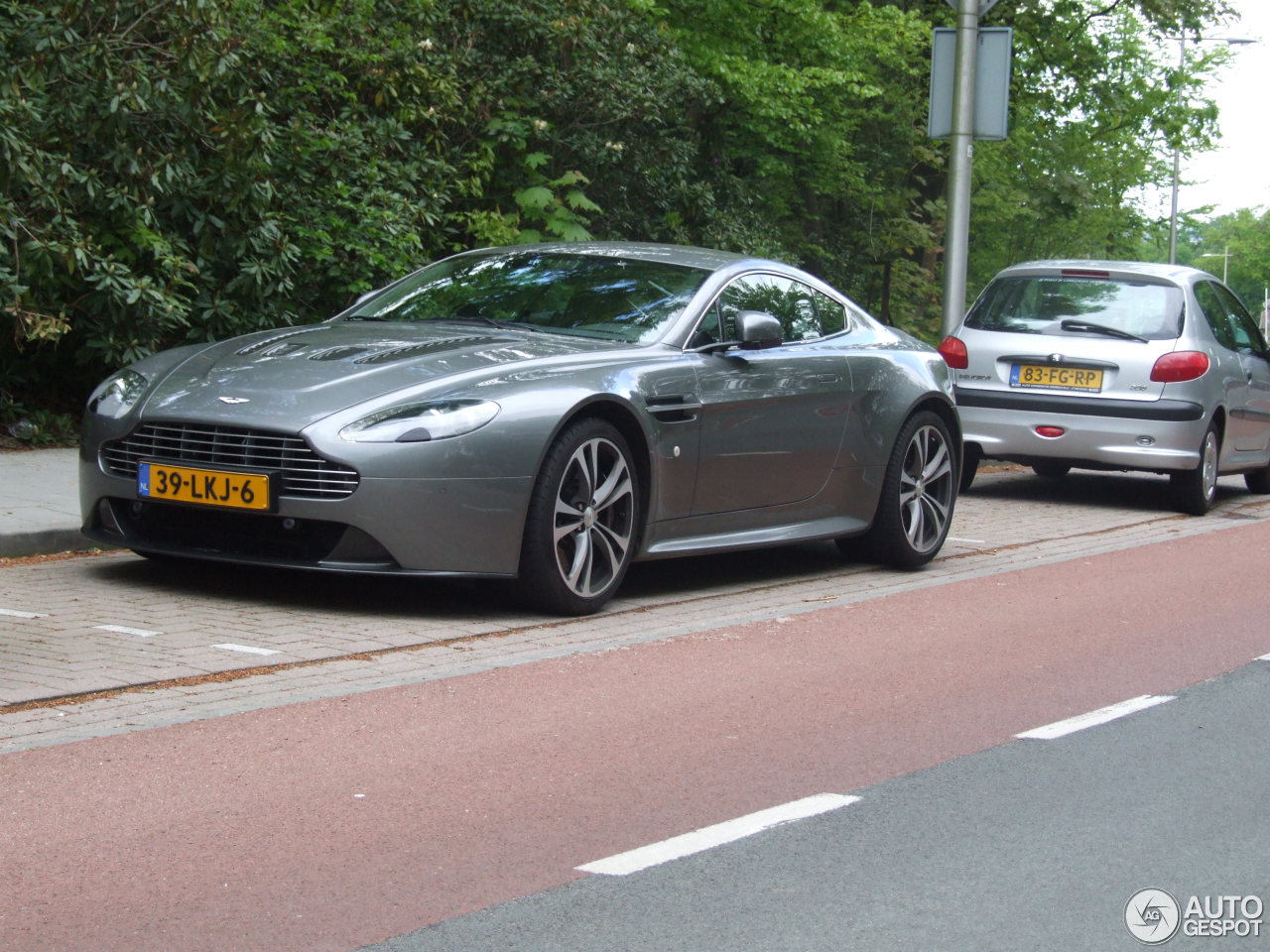 Aston Martin V12 Vantage