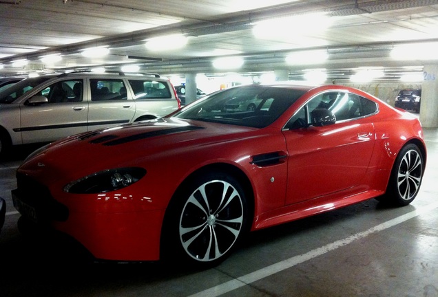 Aston Martin V12 Vantage Carbon Black Edition