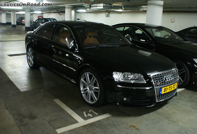 Audi S8 D3