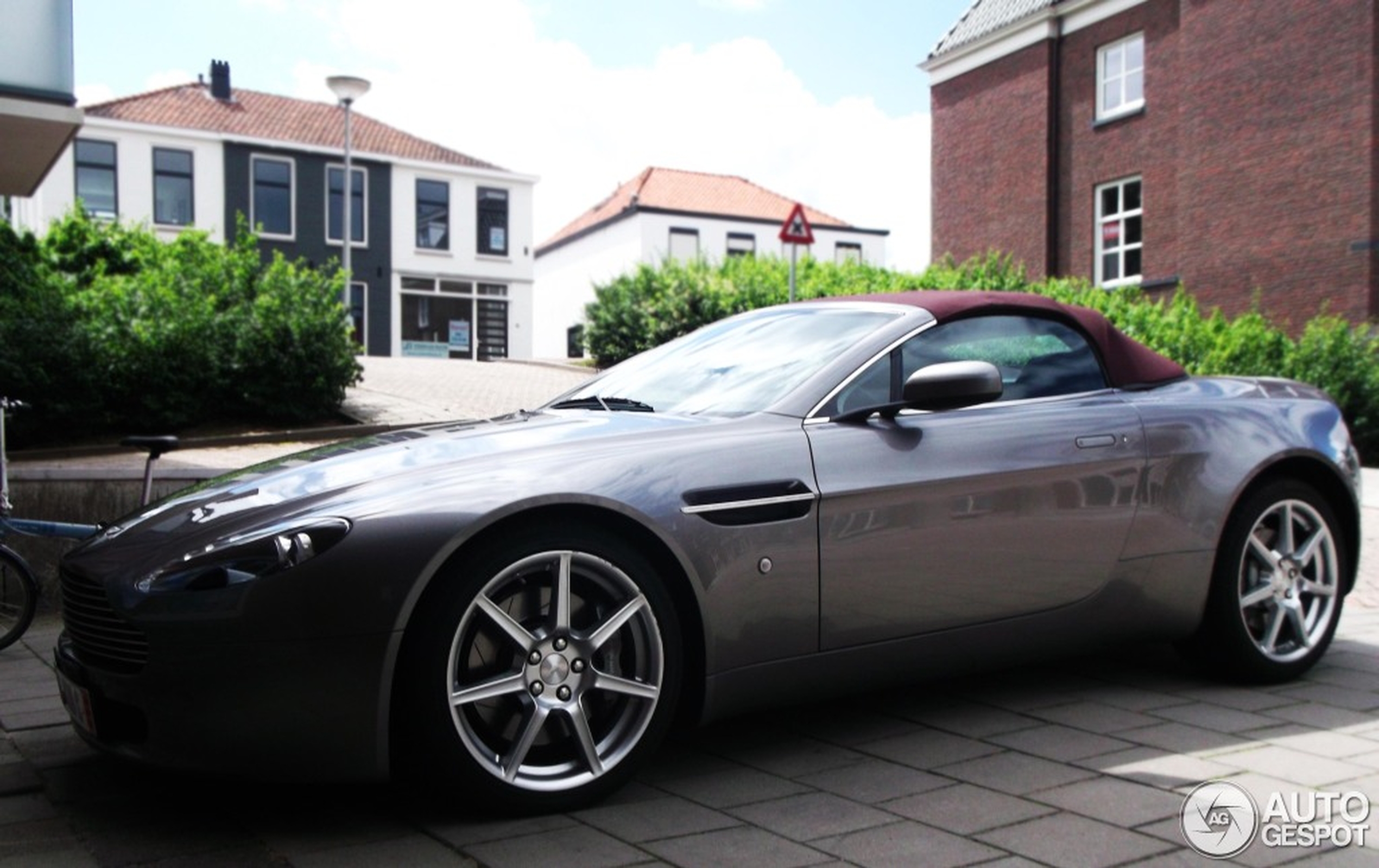 Aston Martin V8 Vantage Roadster