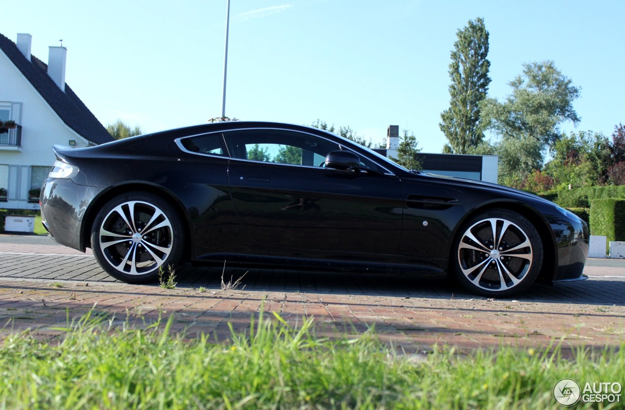 Aston Martin V12 Vantage Carbon Black Edition