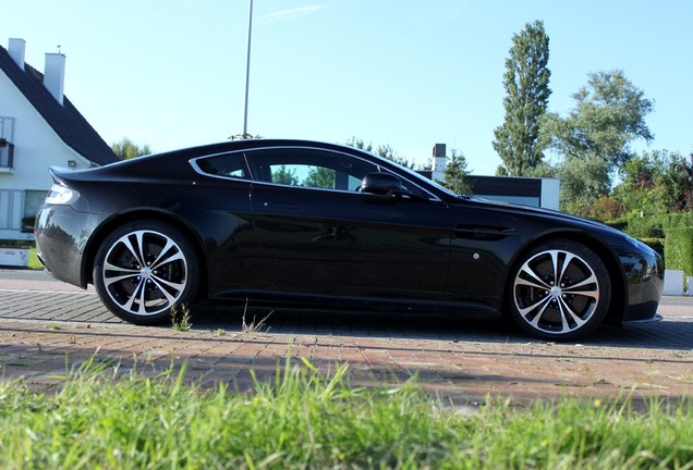 Aston Martin V12 Vantage Carbon Black Edition