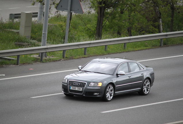 Audi S8 D3