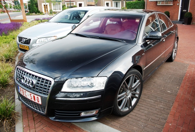 Audi S8 D3