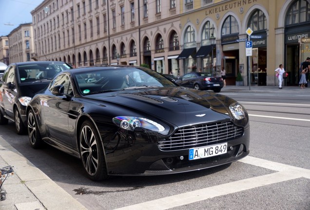 Aston Martin V12 Vantage Carbon Black Edition