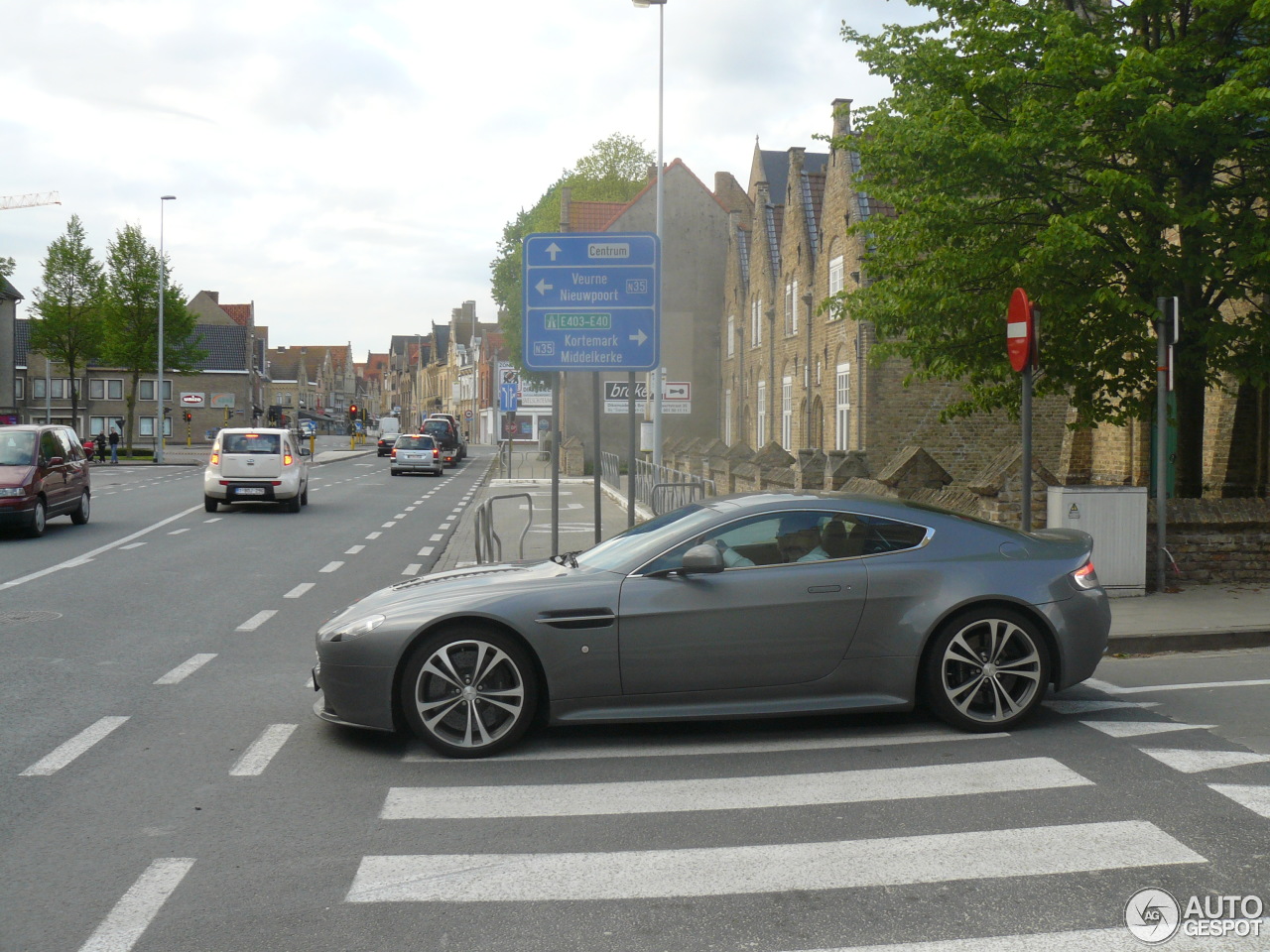 Aston Martin V12 Vantage