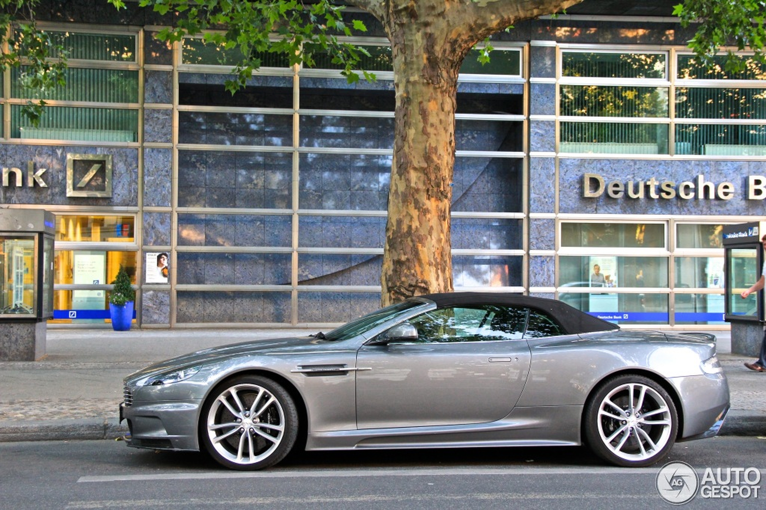 Aston Martin DBS Volante