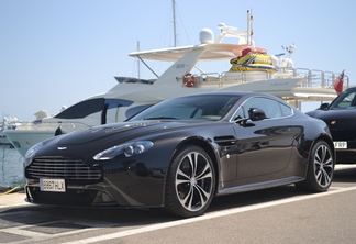 Aston Martin V12 Vantage Carbon Black Edition