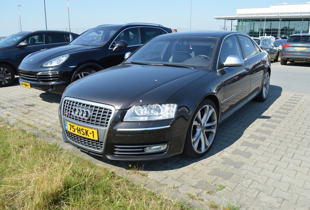 Audi S8 D3